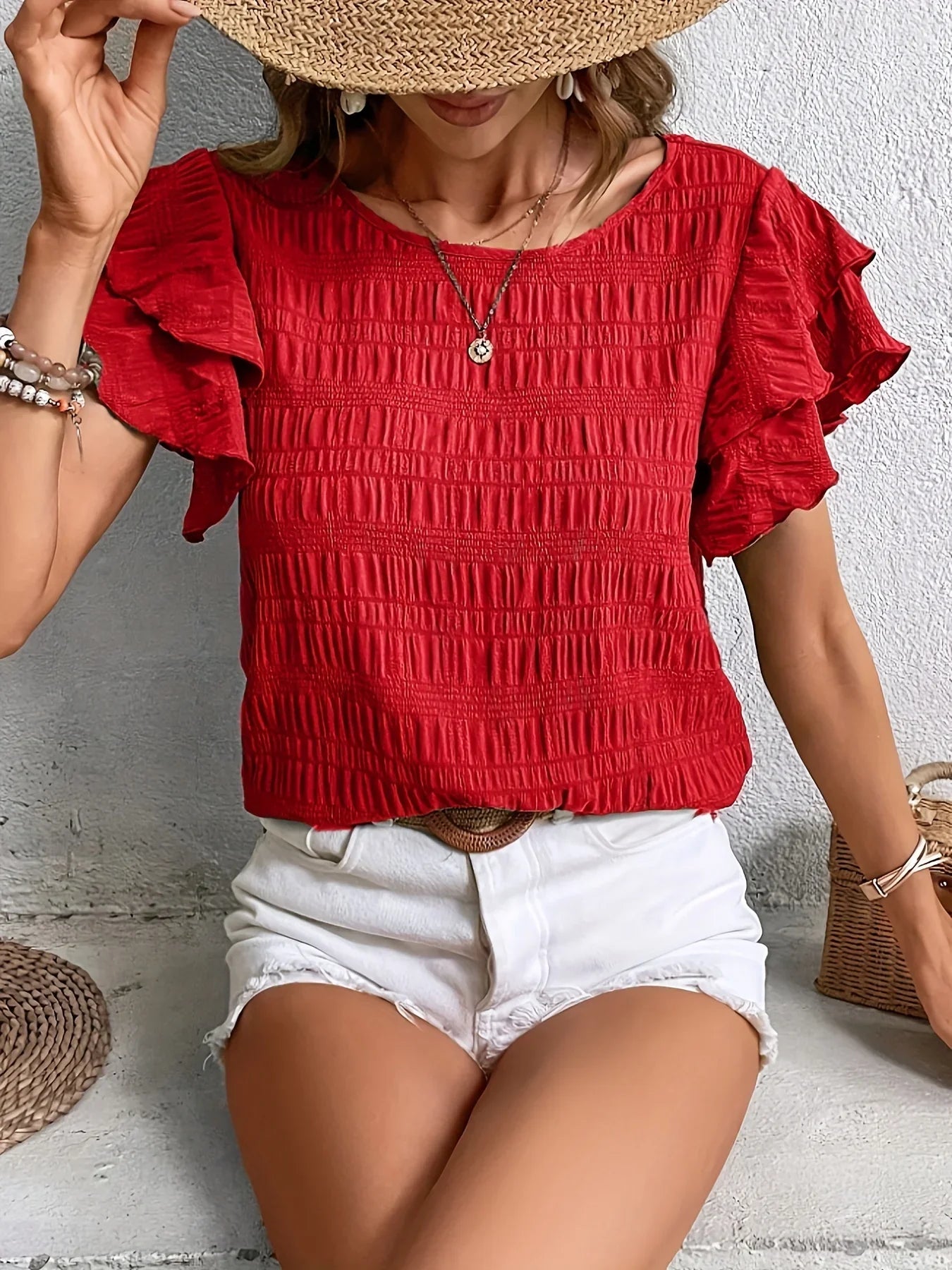 Blouse femme plissée avec manches à volants, chic et féminine. 0