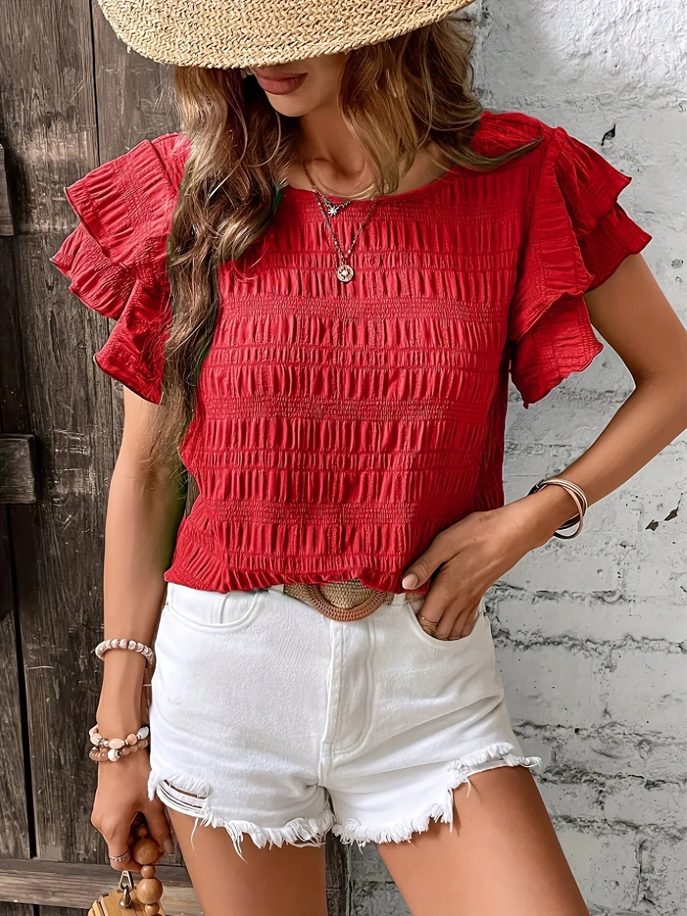 Blouse femme plissée avec manches à volants, chic et féminine. 2