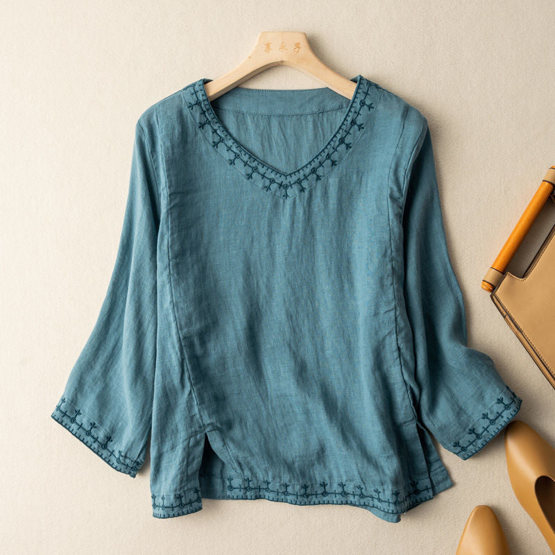 Blouse fluide femme avec col en V élégant et détails raffinés. 2