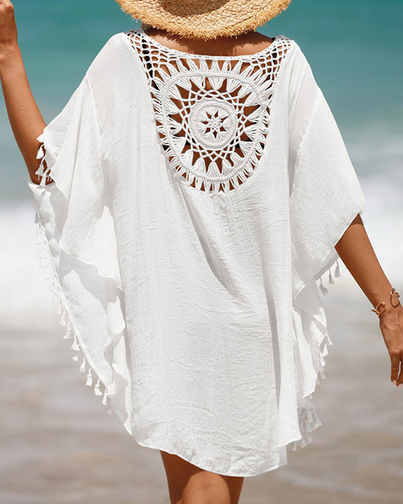 Cache-maillot bohème avec un design aérien et des pompons, idéal pour des journées estivales décontractées. 1