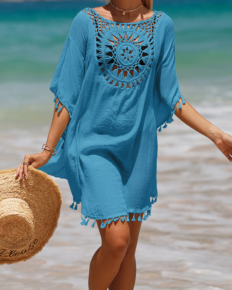 Cache-maillot bohème avec un design aérien et des pompons, idéal pour des journées estivales décontractées. 2