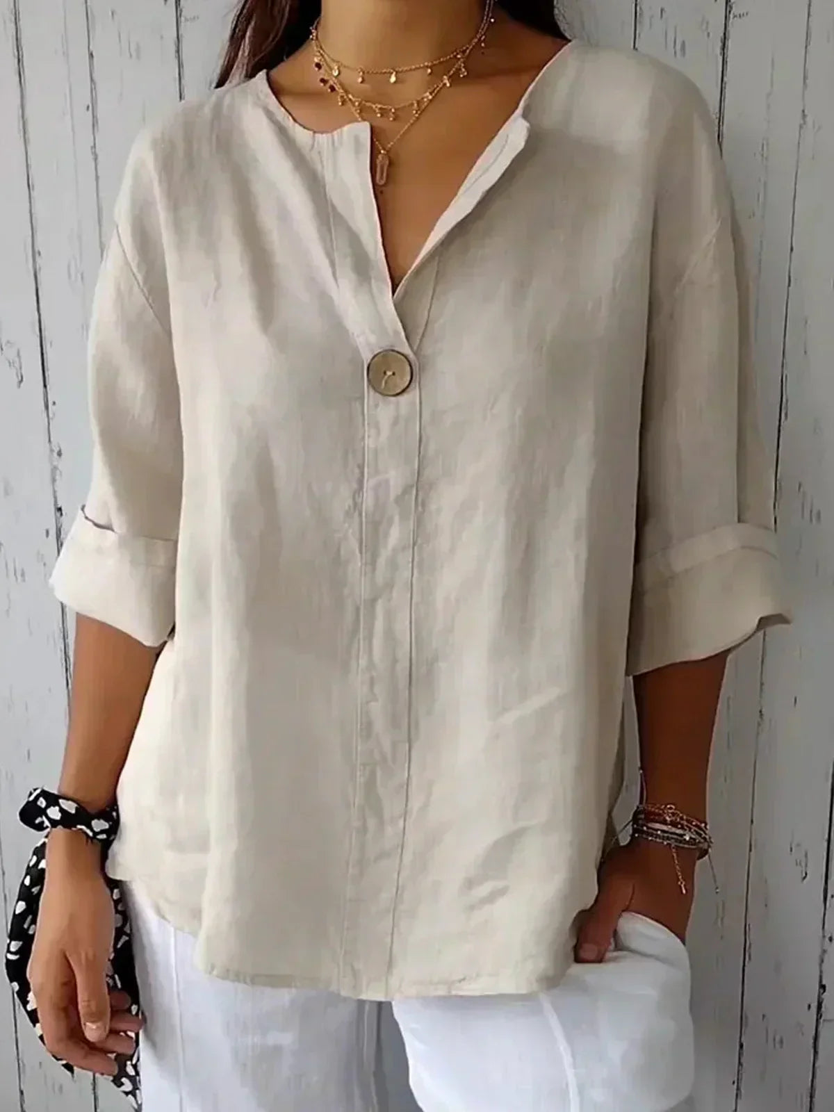 Chemisier femme chic à encolure en V, silhouette ample et élégante. 0