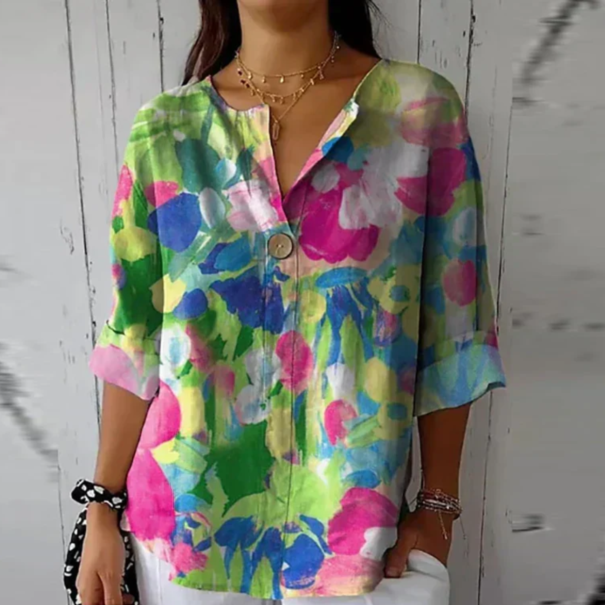 Chemisier femme chic à silhouette cintrée et col élégant. 7