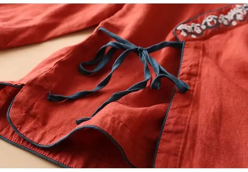Chemisier femme élégant avec col en V et drapé fluide. 8