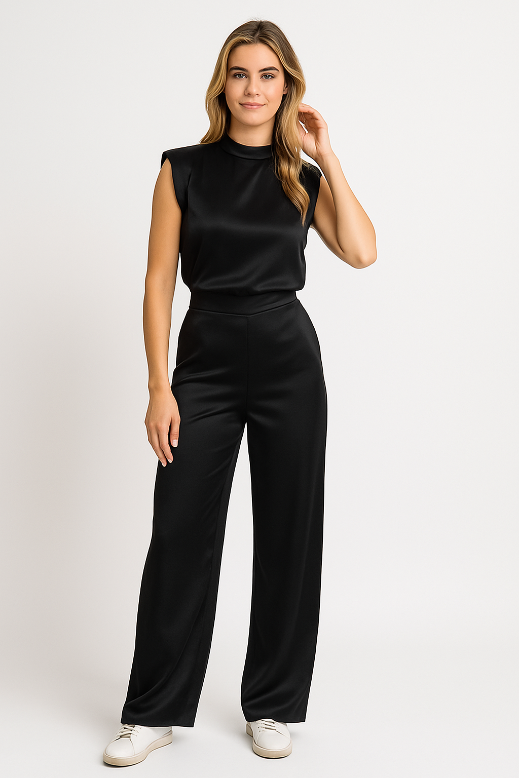 Combinaison femme chic à dos ouvert et jambes larges. - 4