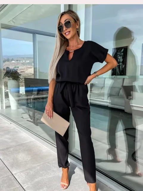Combinaison femme chic, silhouette fluide, col en V, sans manches. - 1