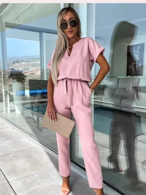 Combinaison femme chic, silhouette fluide, col en V, sans manches. - 3