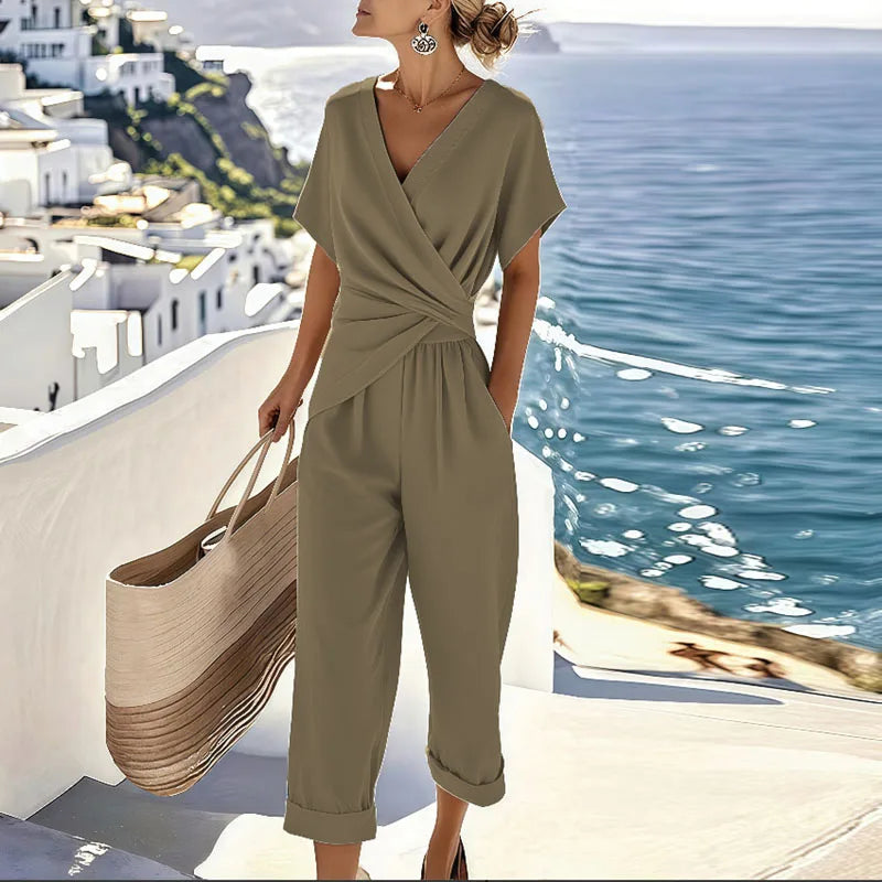 Ensemble femme composé d'un haut cache-cœur flatteur et d'un pantalon ajusté, parfait pour une tenue chic. 2