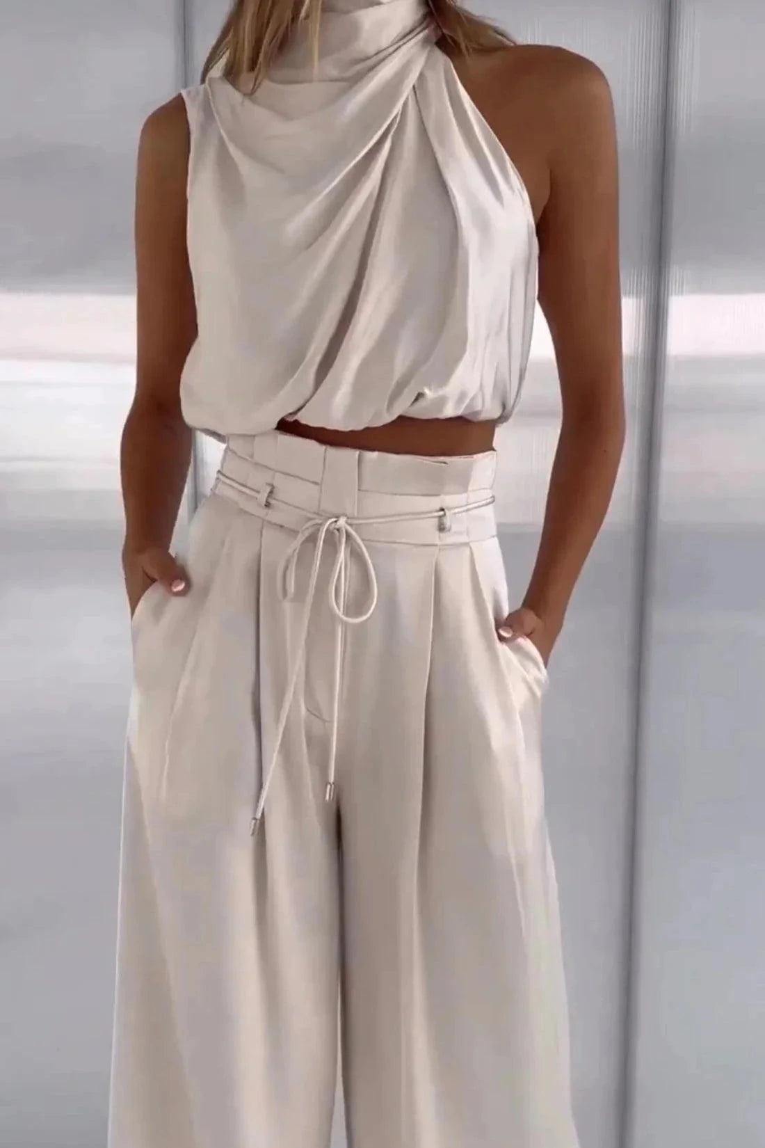 Ensemble d'été chic avec un haut sans manches et un pantalon large. 1