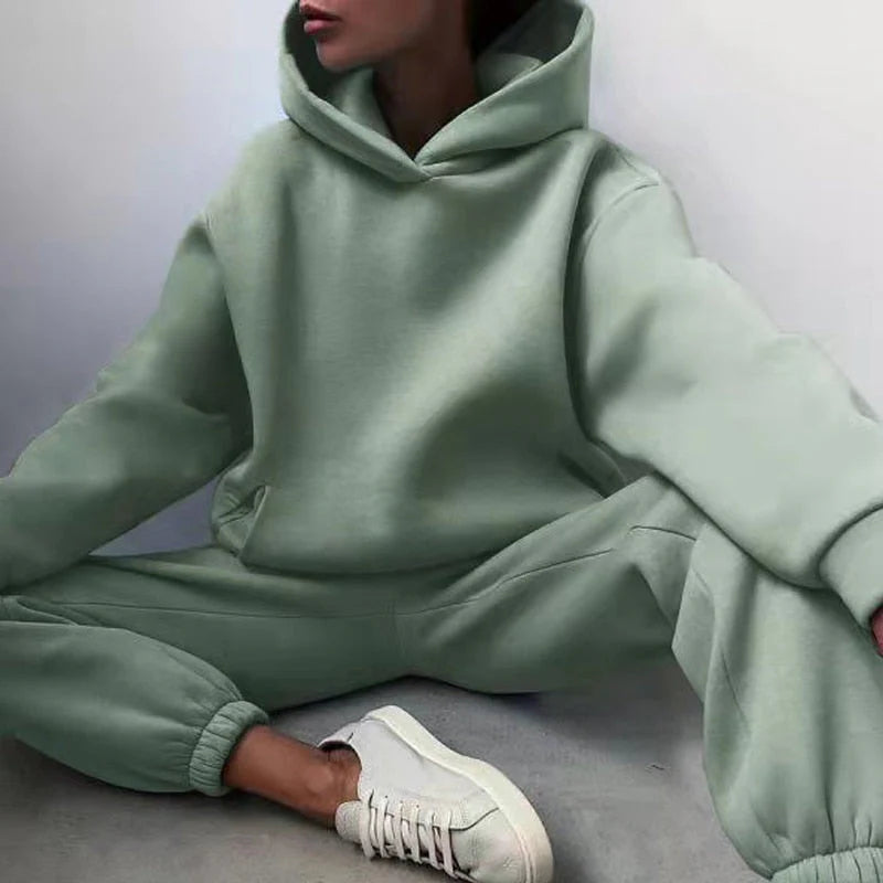 Ensemble jogging femme, élégant et confortable, coupe décontractée. - 8