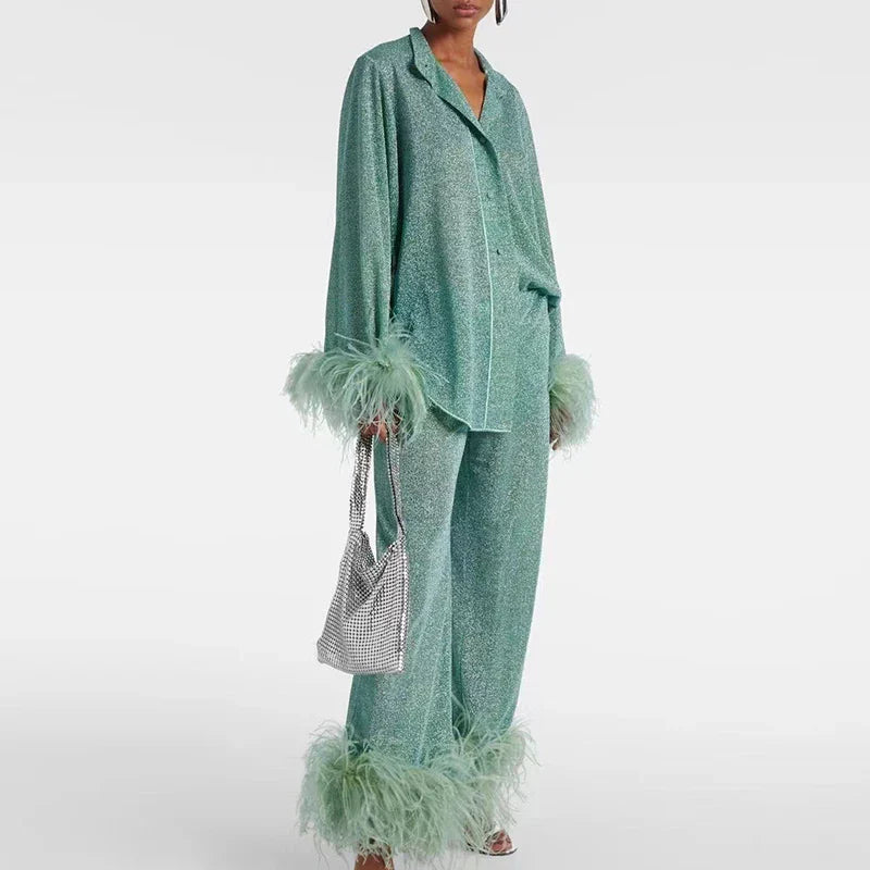 Ensemble chic avec paillettes et plumes, silhouette ajustée. - 2