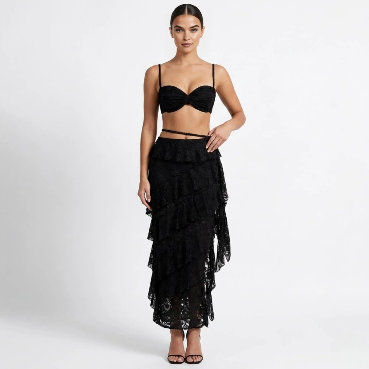 Ensemble en dentelle, bustier sculpté avec jupe longue évasée. 0