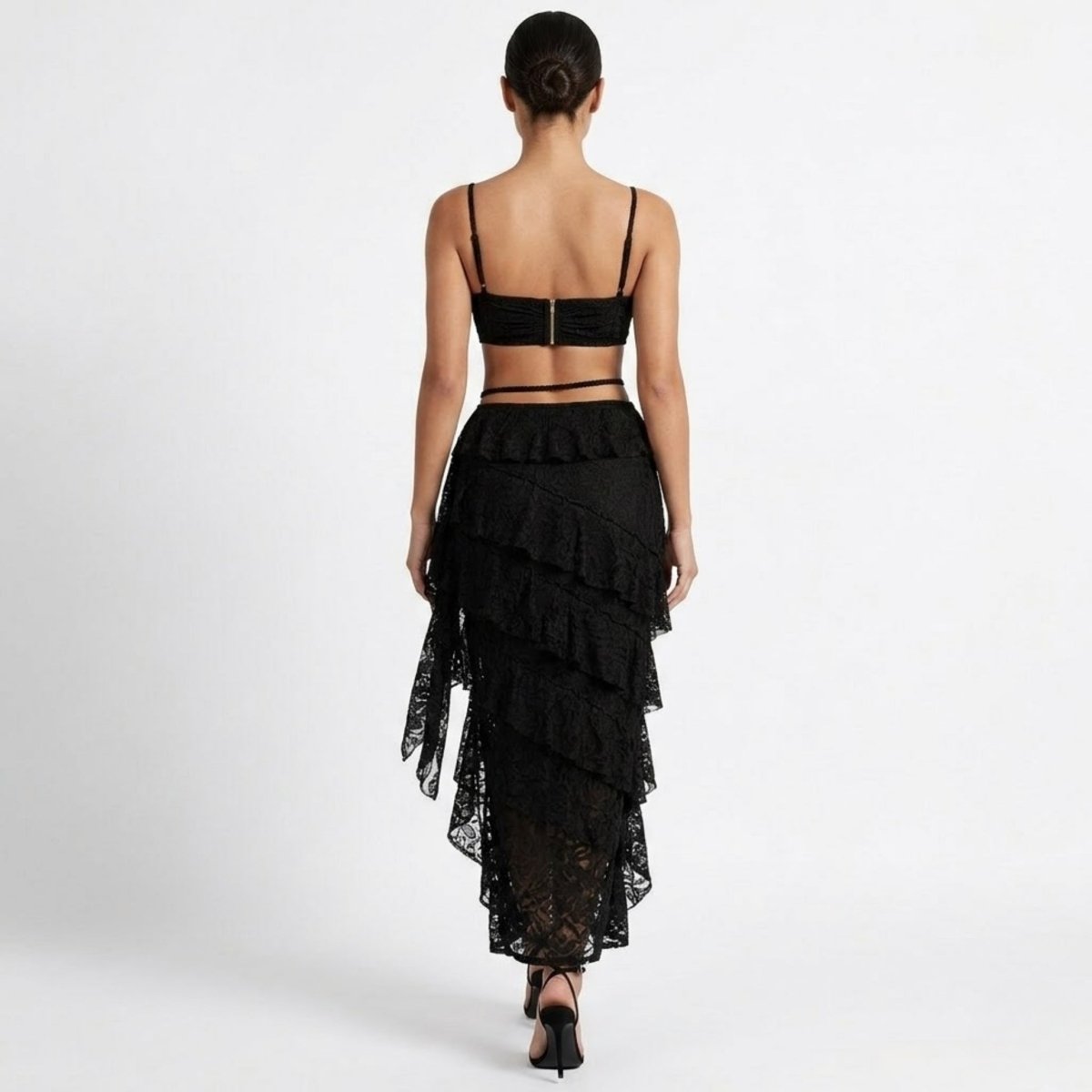 Ensemble en dentelle, bustier sculpté avec jupe longue évasée. 2