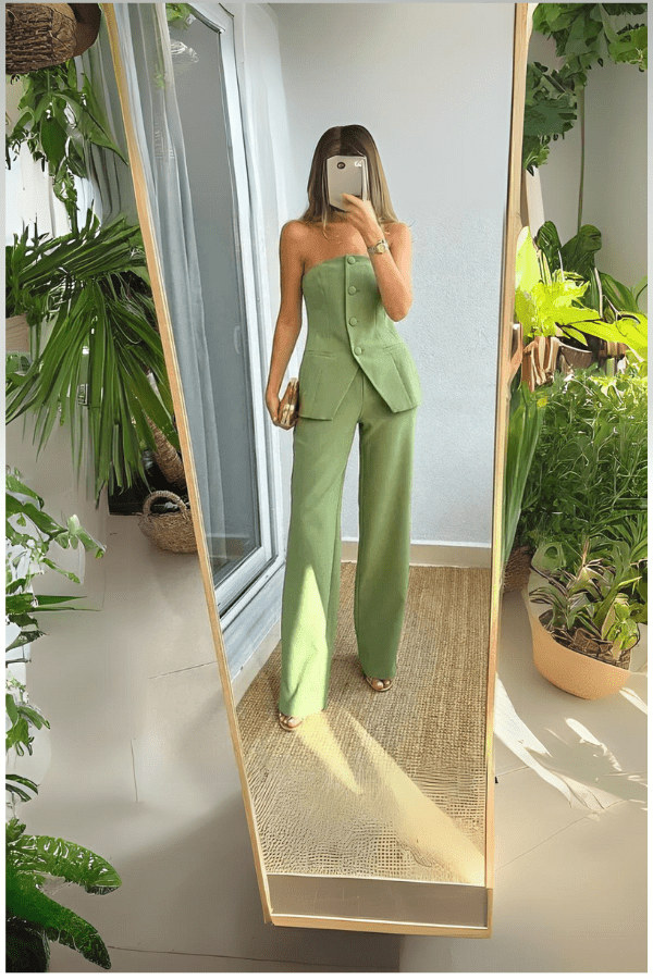 Ensemble femme élégant avec haut sans bretelles et silhouette cintrée. 1