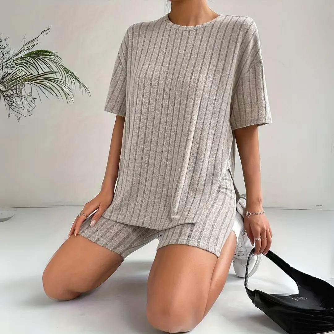 Ensemble sport femme composé d'un t-shirt fluide et de leggings ajustés. - 2
