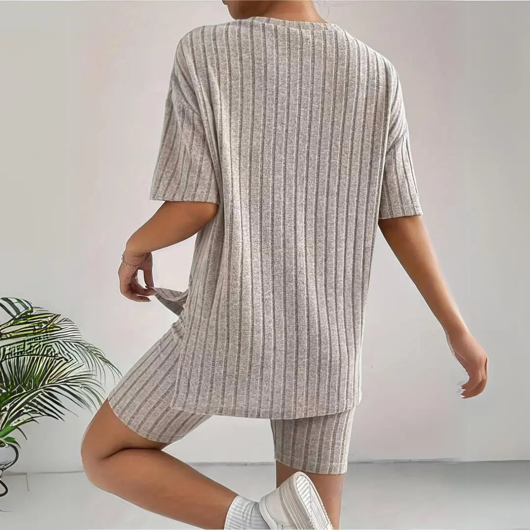 Ensemble sport femme composé d'un t-shirt fluide et de leggings ajustés. - 4