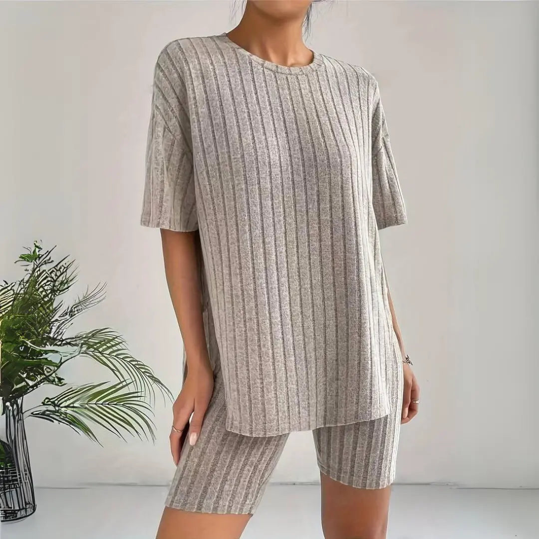 Ensemble sport femme composé d'un t-shirt fluide et de leggings ajustés. - 5