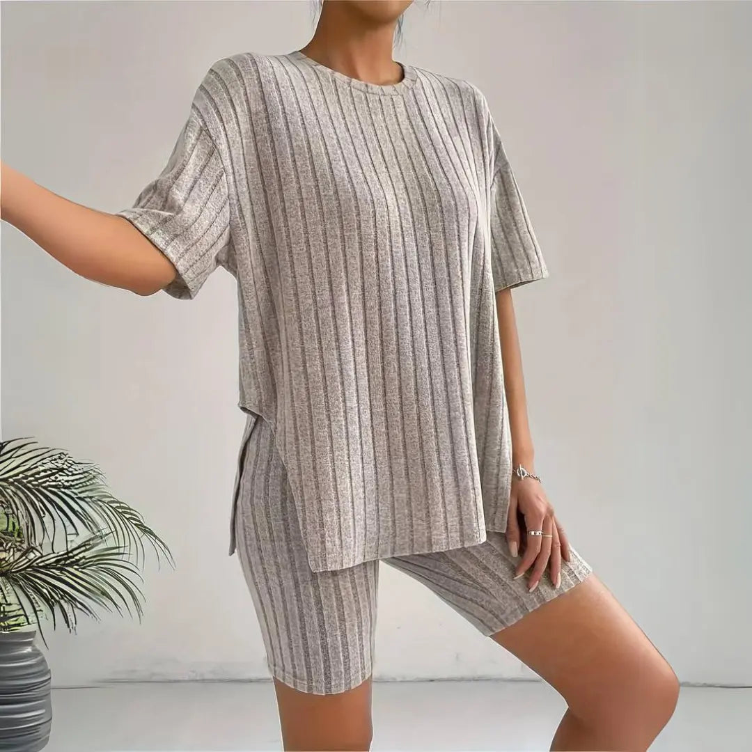 Ensemble sport femme composé d'un t-shirt fluide et de leggings ajustés. - 6