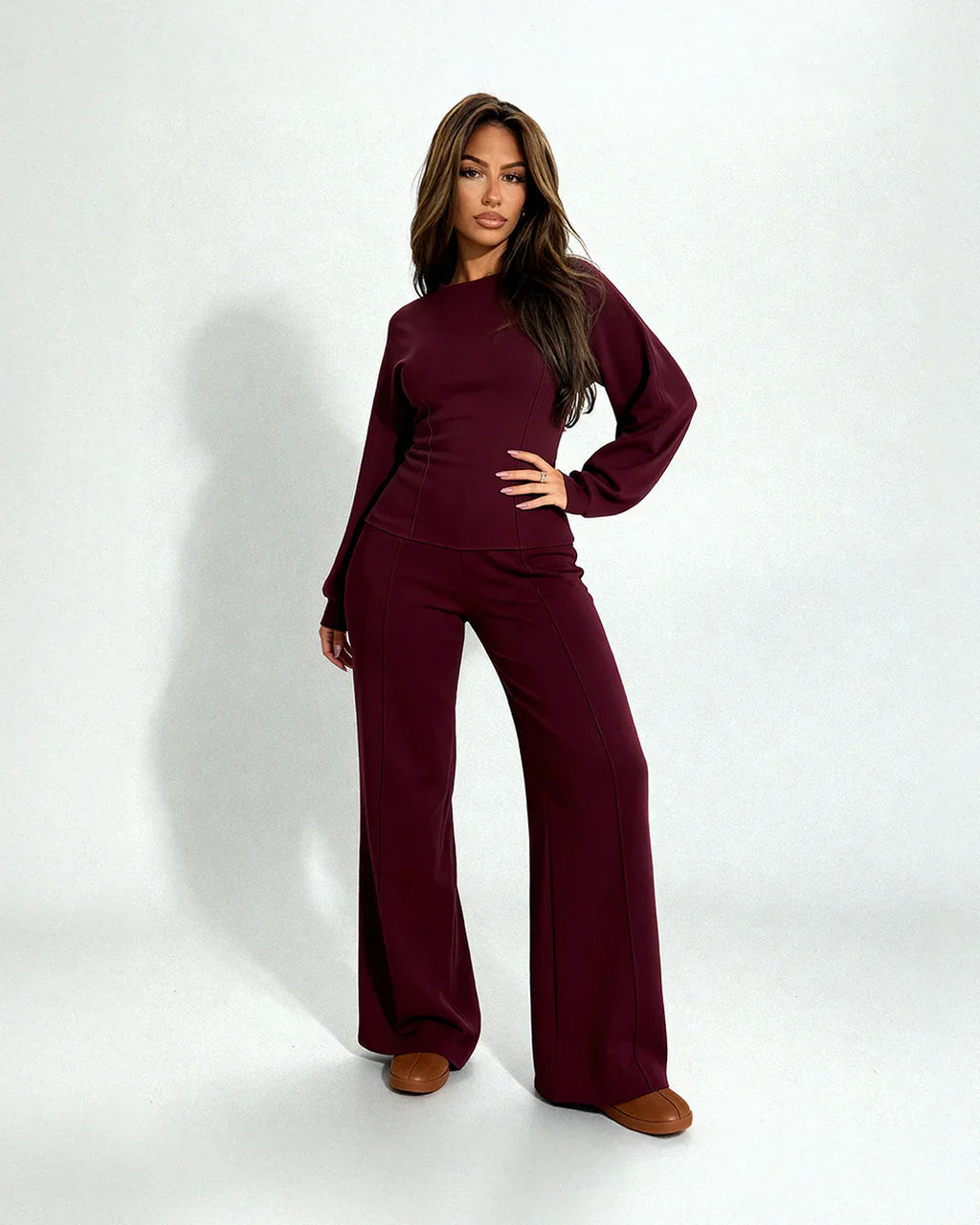 Ensemble tailleur femme, coupe flatteuse, design élégant. - 9