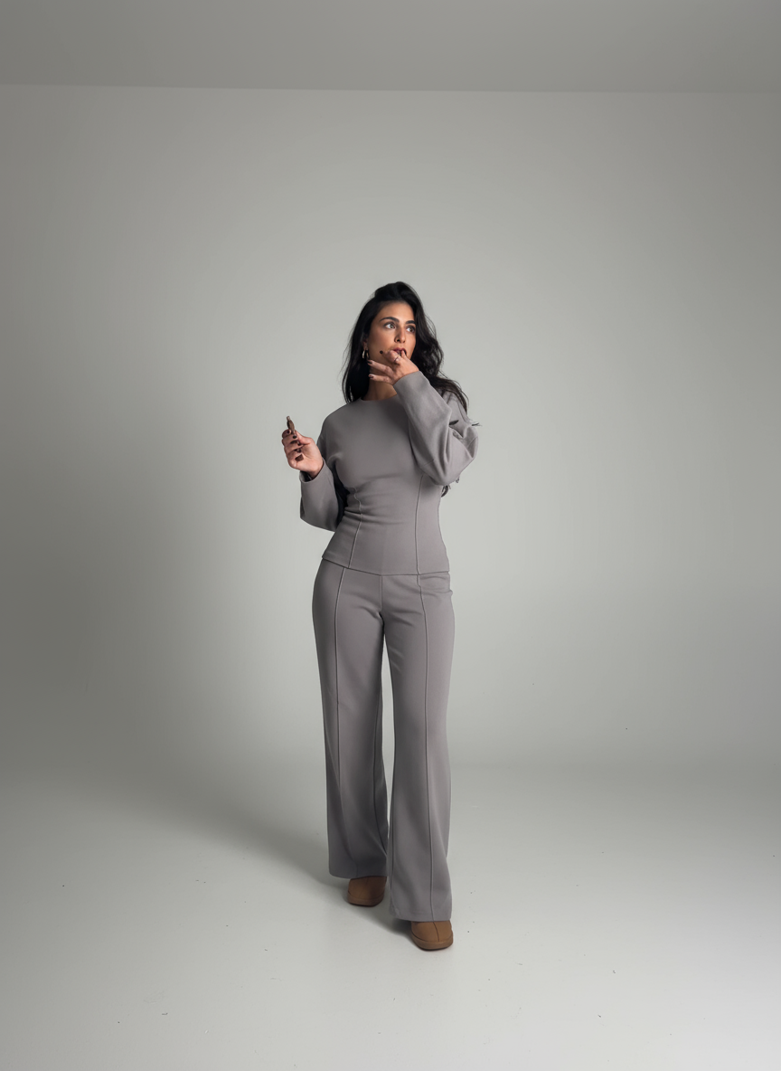 Ensemble tailleur femme, coupe flatteuse, design élégant. - 7