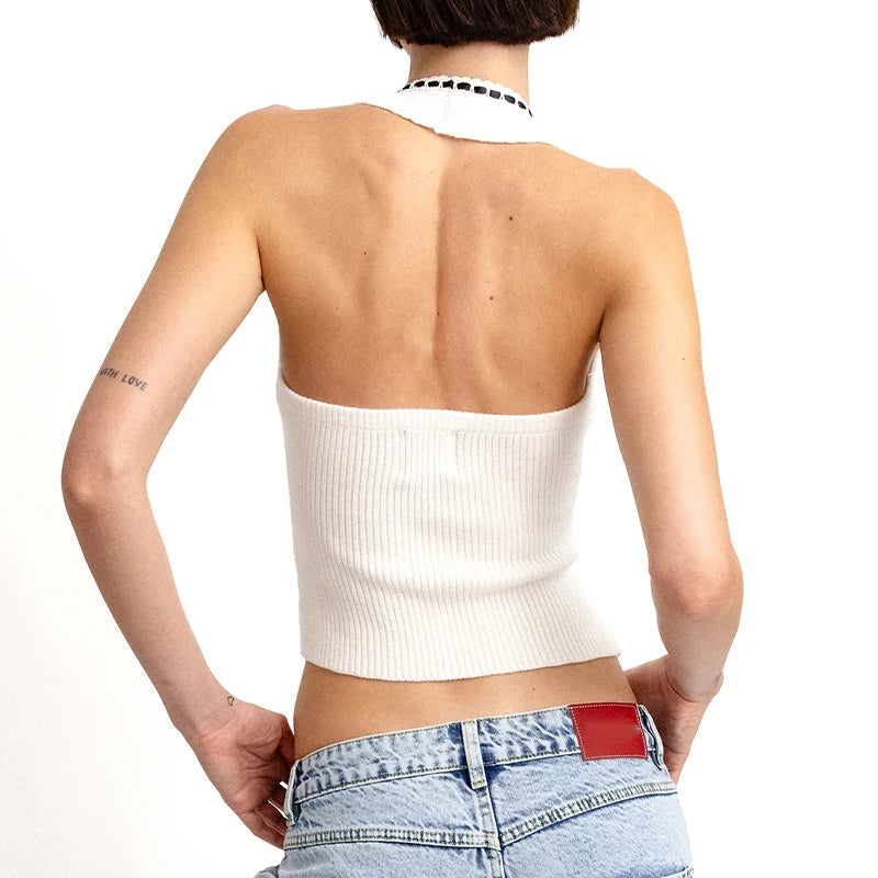 Haut dos nu avec col en V profond et fermeture à nouer, style chic et élégant. - 3