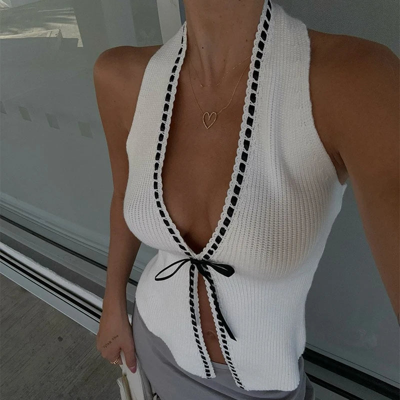 Haut dos nu avec col en V profond et fermeture à nouer, style chic et élégant. - 4