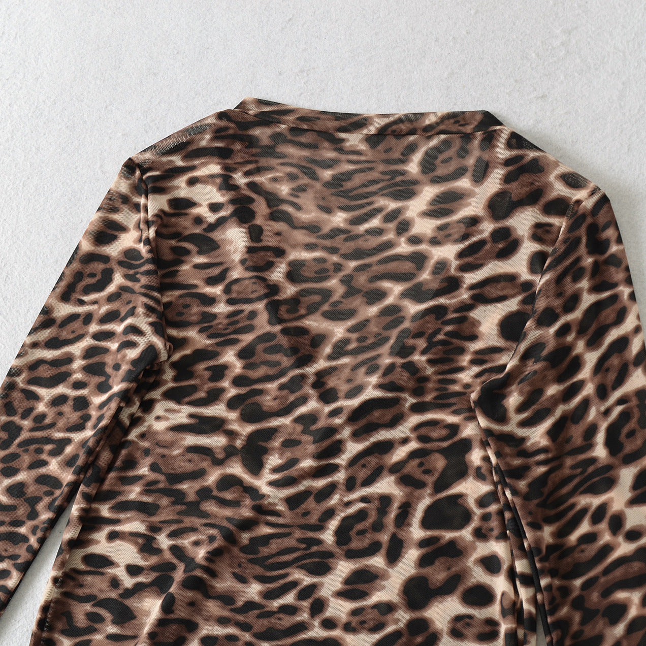 Haut femme au col en V profond avec un design léopard. - 5