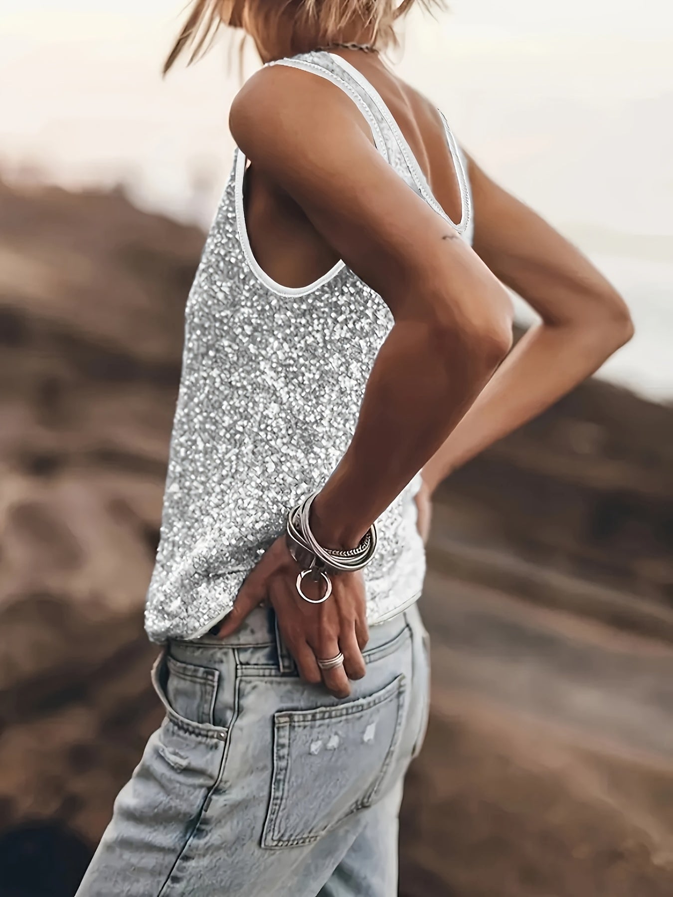 Haut femme élégant sans manches avec col en V cintré. - 2