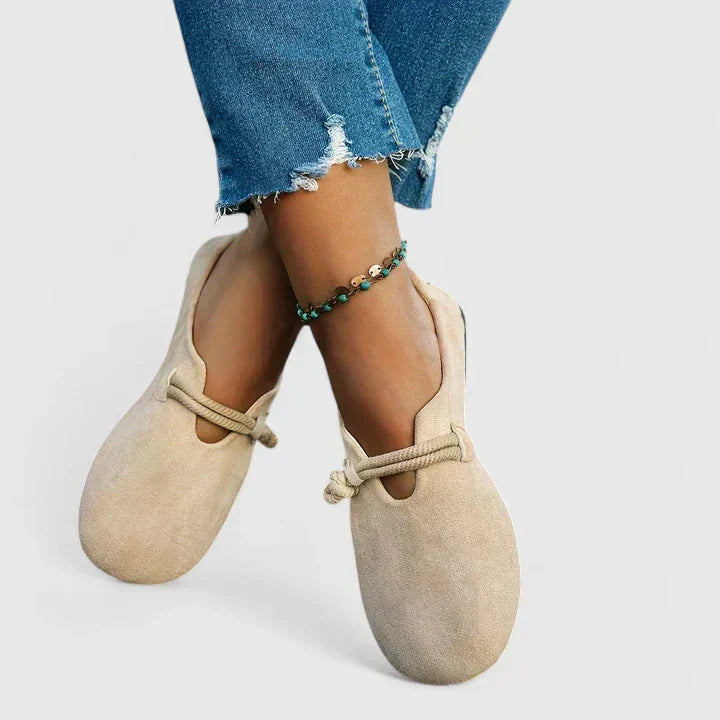 Mocassins élégants, silhouette raffinée, style chic. 4