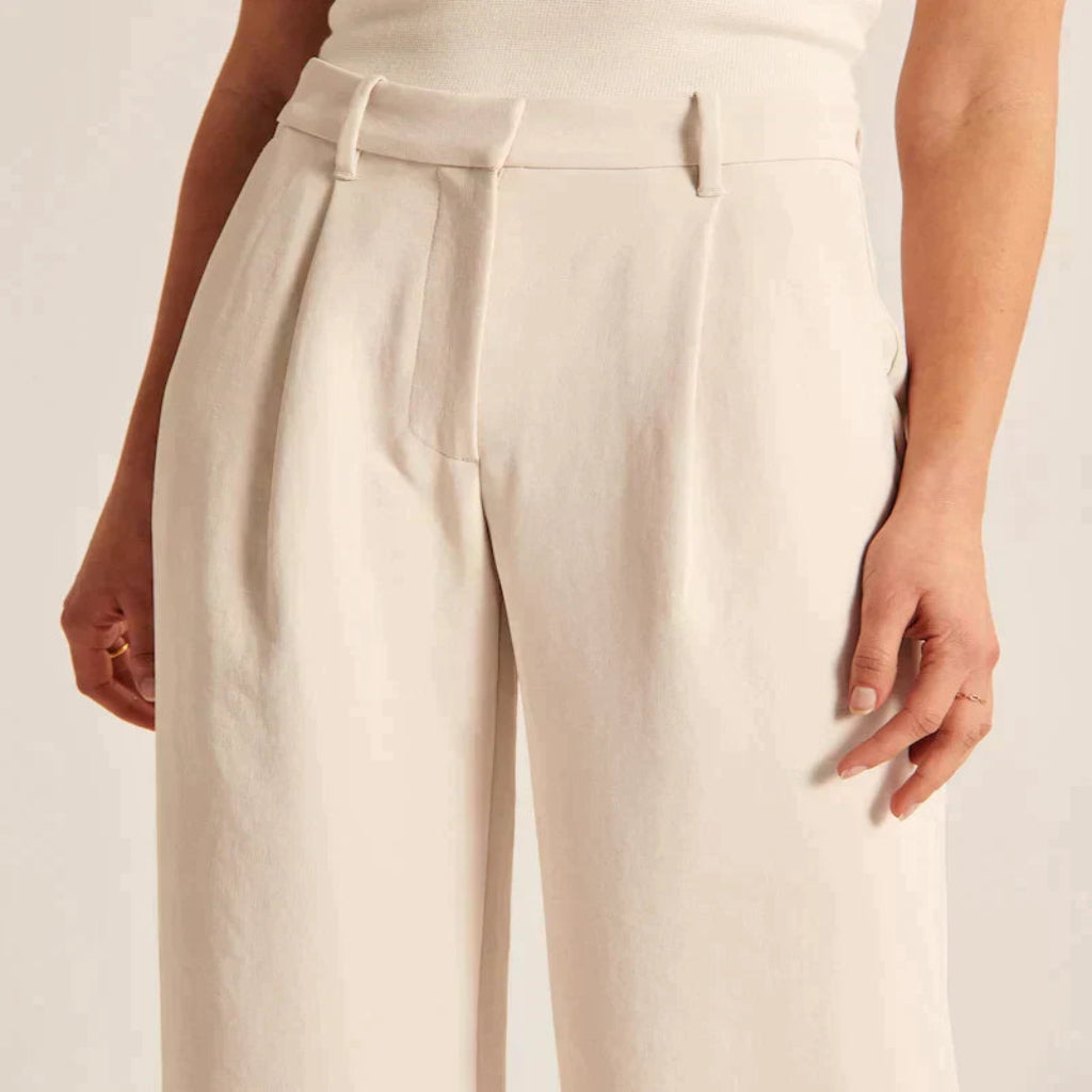 Pantalon fluide femme à large jambe, style décontracté et chic. - 9