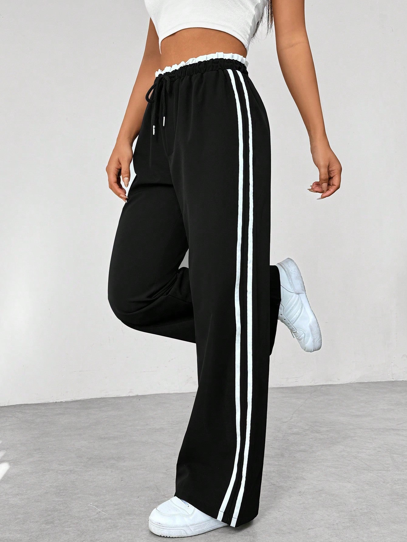Pantalon large femme, coupe fluide, style moderne avec rayures. - 3