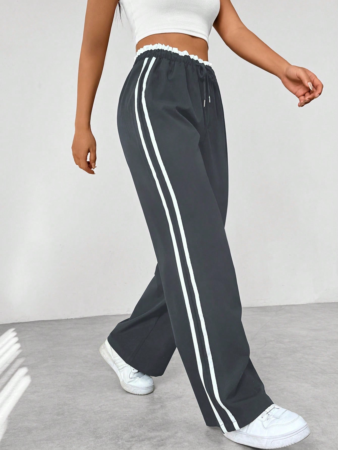 Pantalon large femme, coupe fluide, style moderne avec rayures. - 4