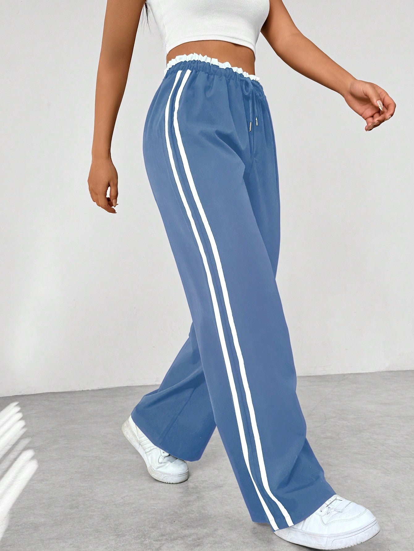Pantalon large femme, coupe fluide, style sportif chic. - 2