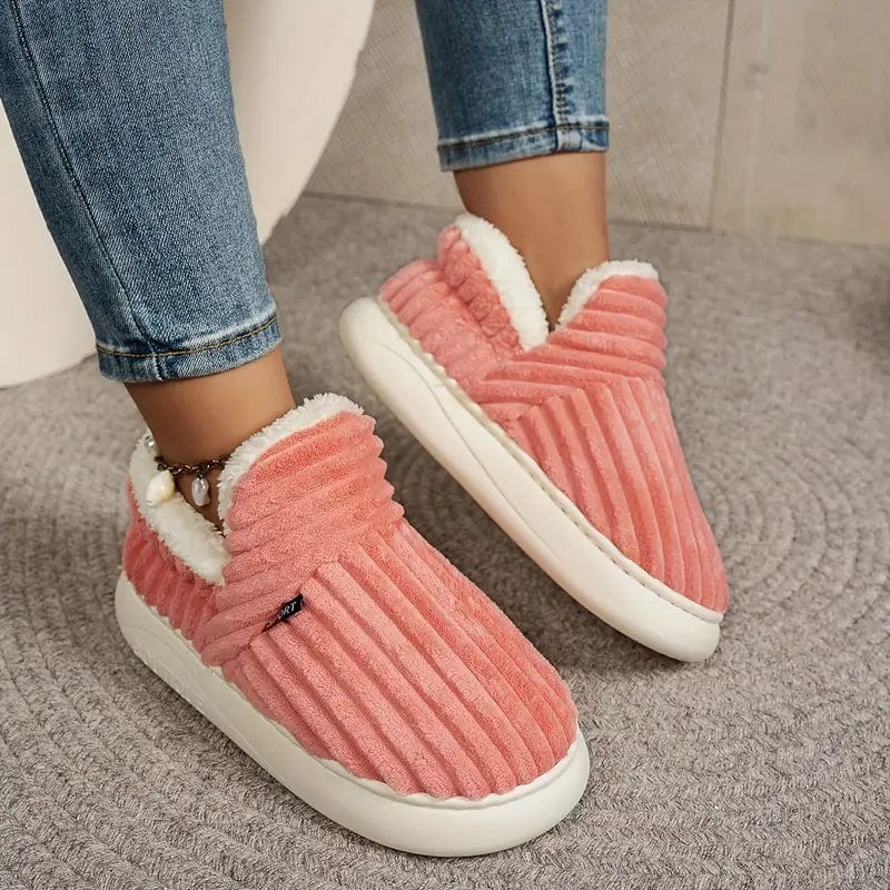 Pantoufles femme, design douillet, antidérapantes, confort optimal. 2