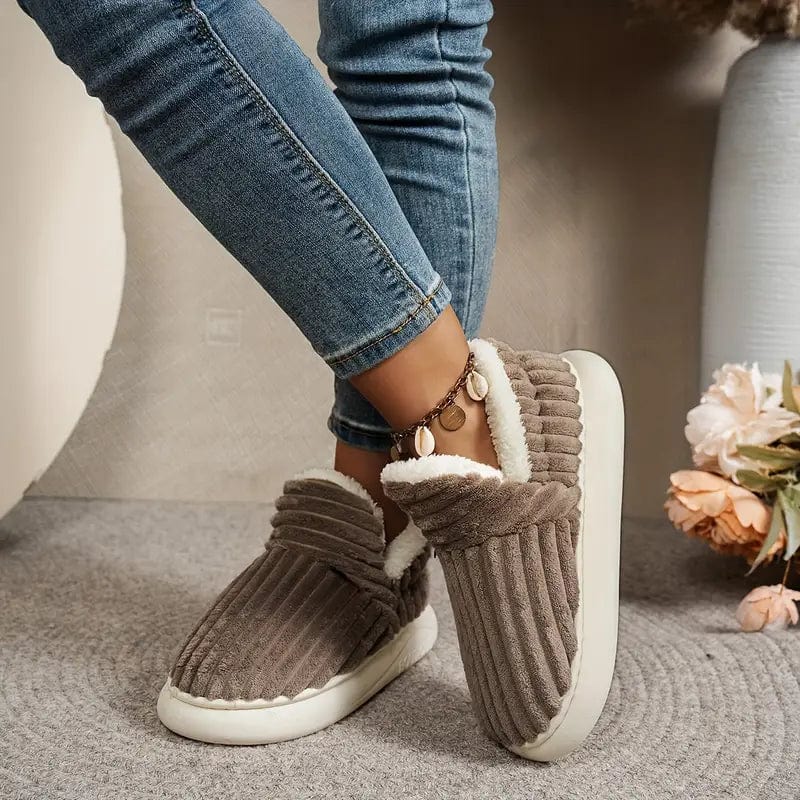 Pantoufles femme, design douillet, antidérapantes, confort optimal. 3