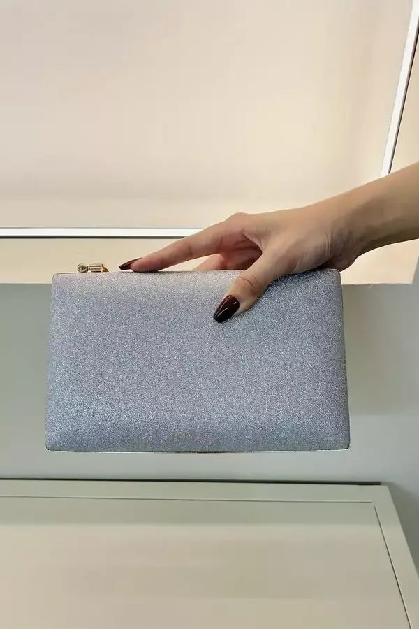Pochette de soirée élégante au design minimaliste et moderne. - 5
