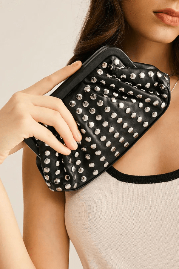 Pochette soirée au design plissé élégant, idéale pour une soirée chic. - 3