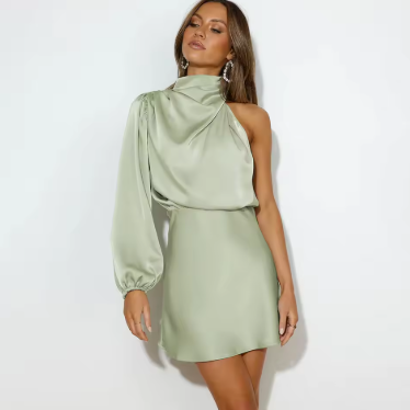 Robe de soirée élégante, silhouette asymétrique avec manches bouffantes. - 5