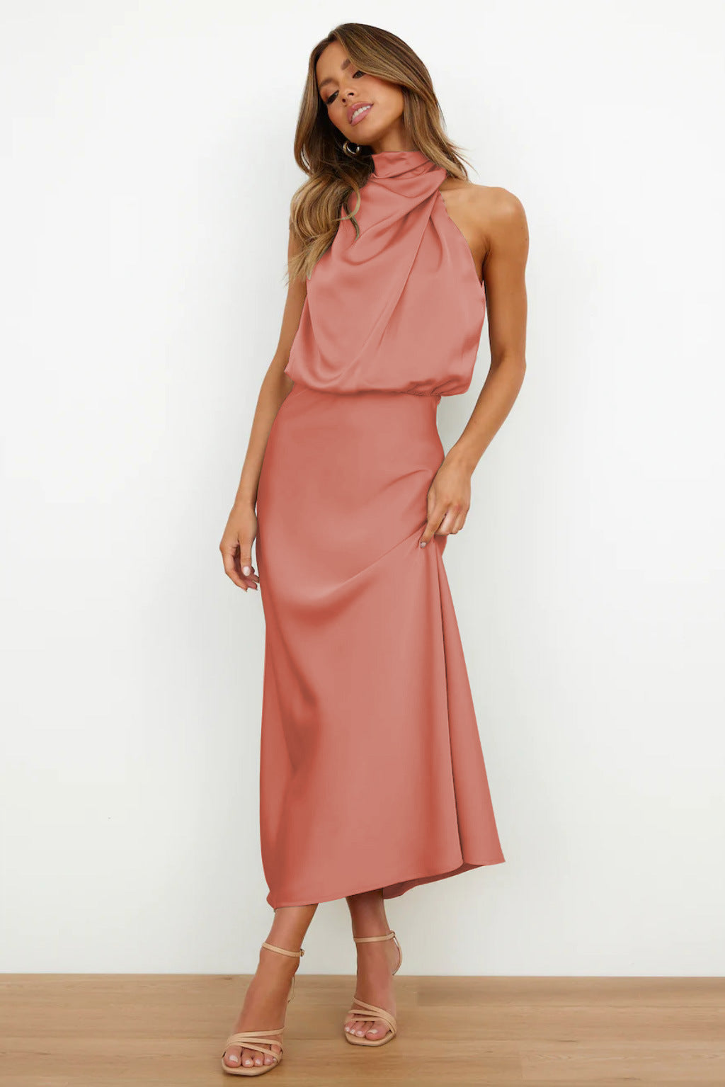 Robe longue femme à col halter élégant, parfaite pour des soirées estivales. - 12
