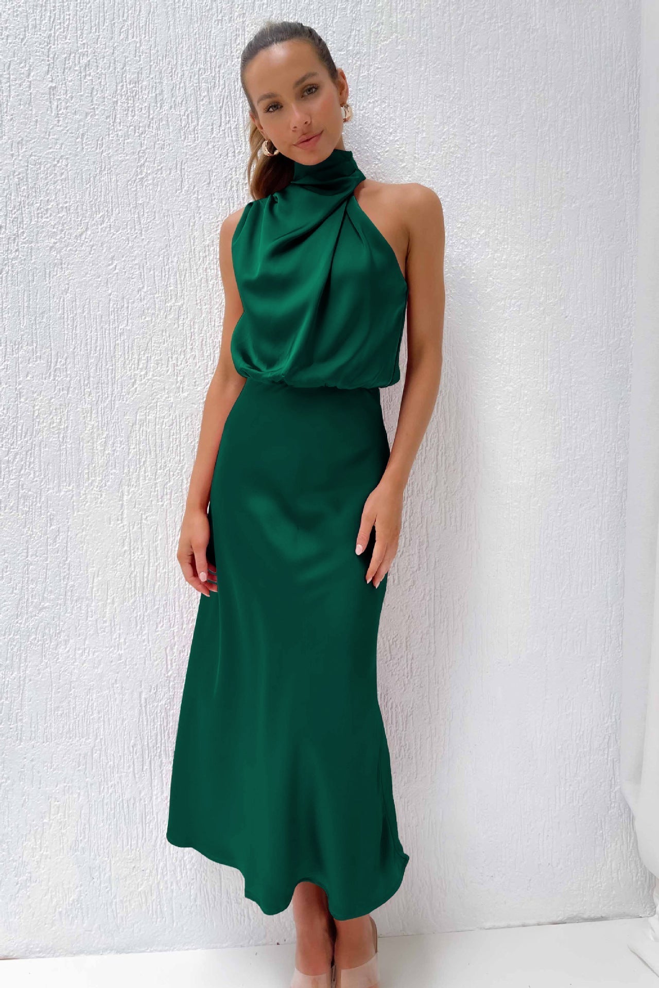 Robe longue femme à col halter élégant, parfaite pour des soirées estivales. - 13