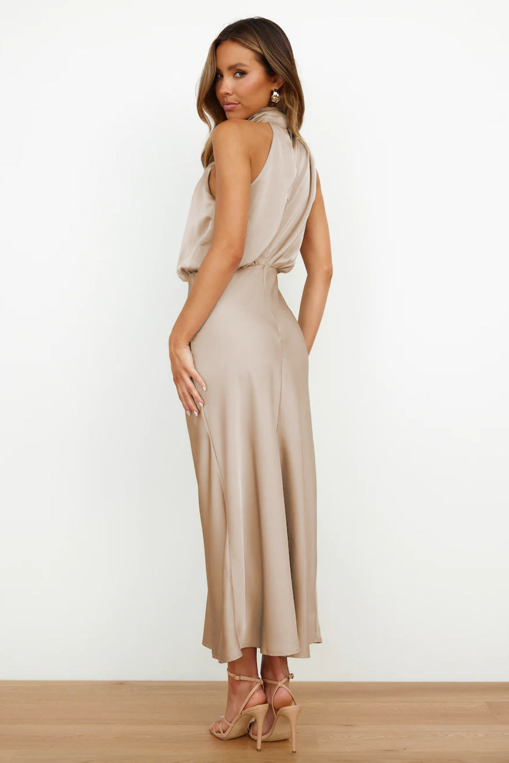 Robe longue femme à col halter élégant, parfaite pour des soirées estivales. - 3