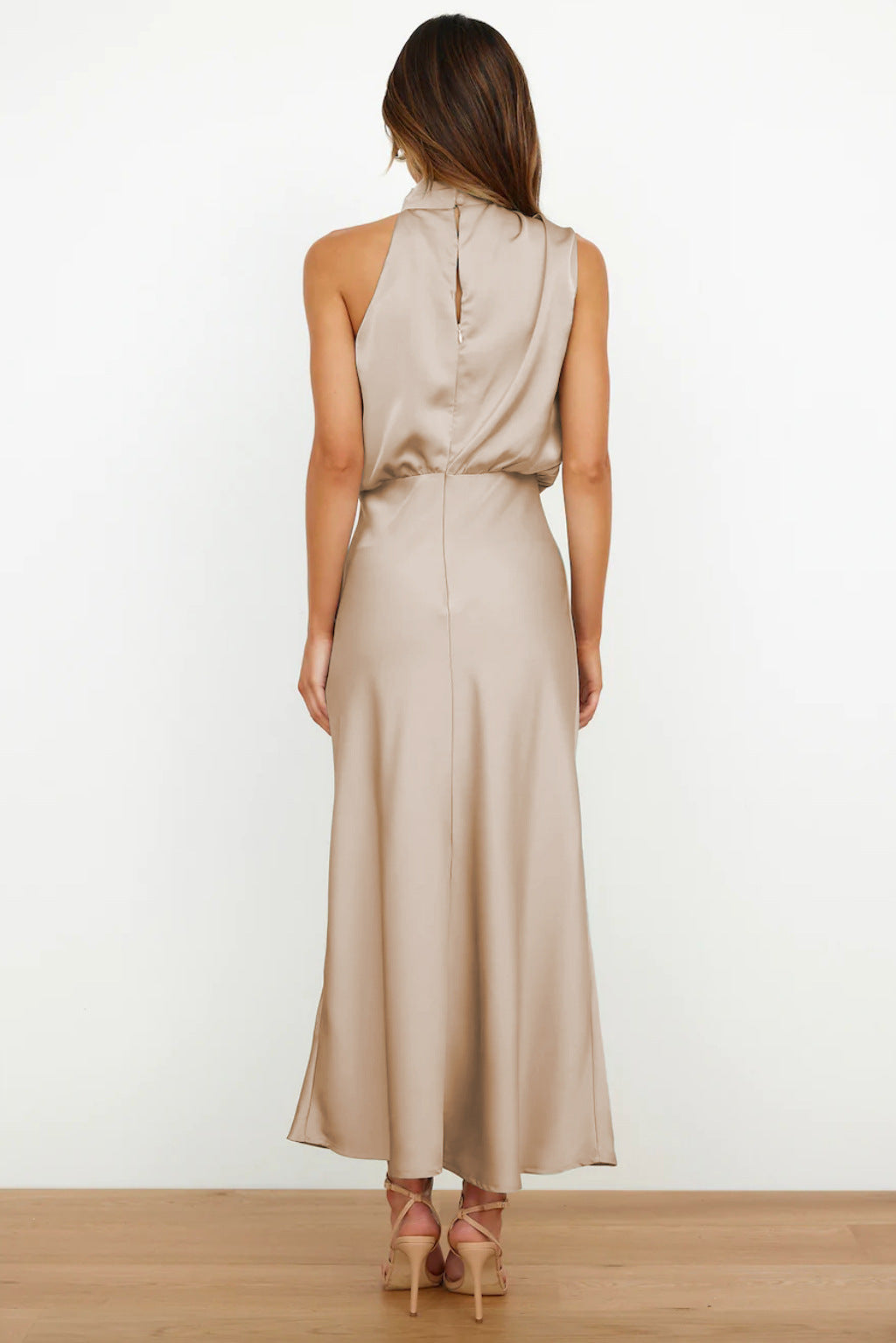 Robe longue femme à col halter élégant, parfaite pour des soirées estivales. - 4
