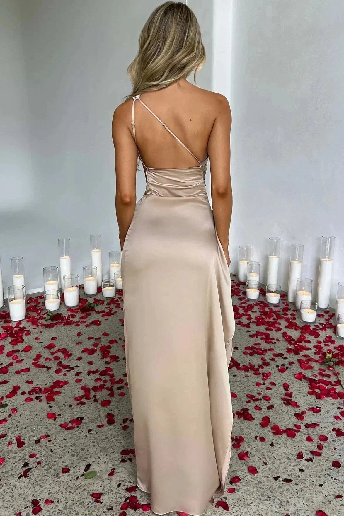 Robe maxi femme avec design asymétrique et fente haute. - 5