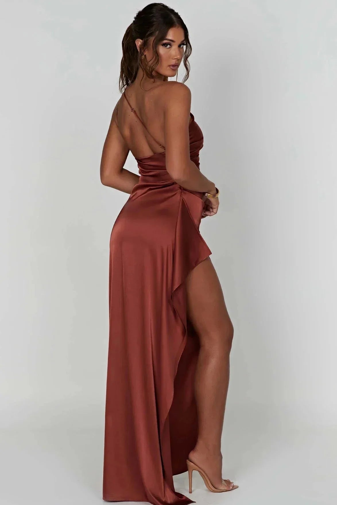 Robe maxi femme avec design asymétrique et fente haute. - 6
