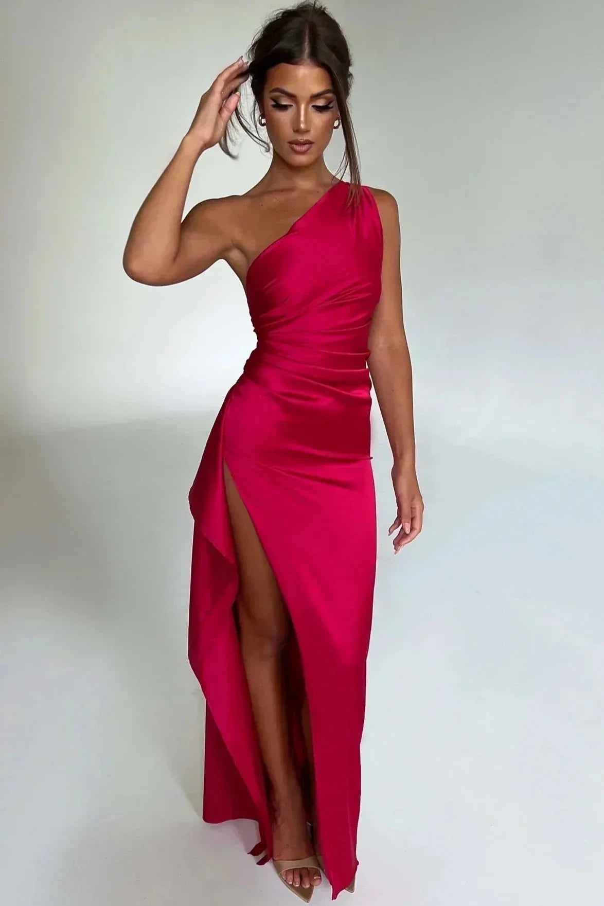 Robe maxi femme avec design asymétrique et fente haute. - 2
