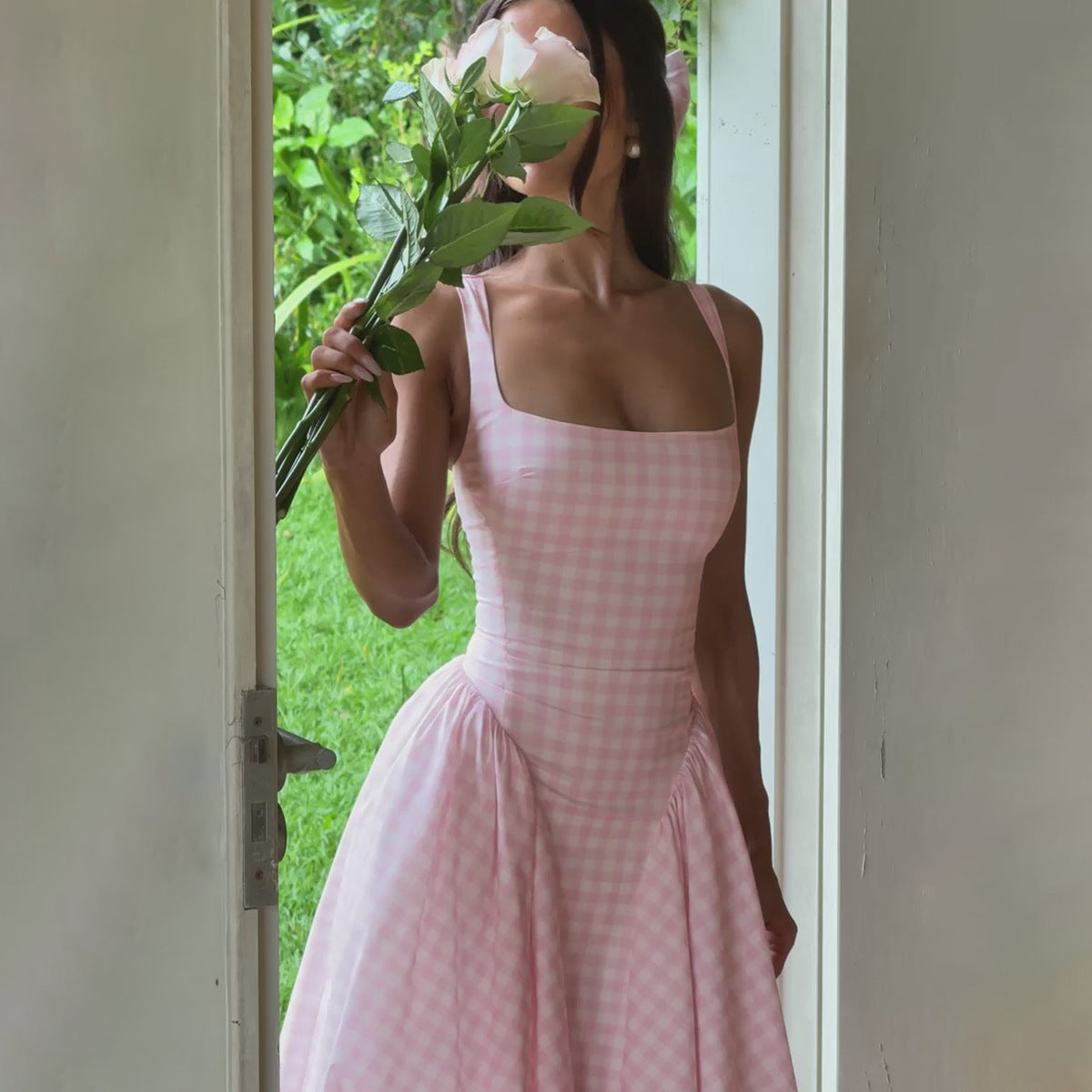 Robe midi femme, coupe princesse, col carré, motif à carreaux élégant. - 4