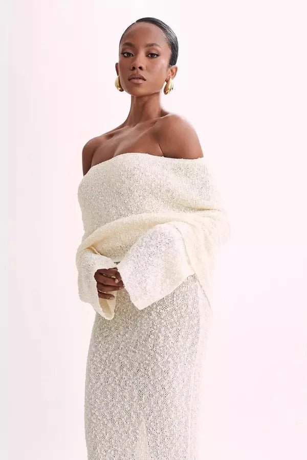 Robe à épaules dénudées, silhouette moderne et élégante. 0