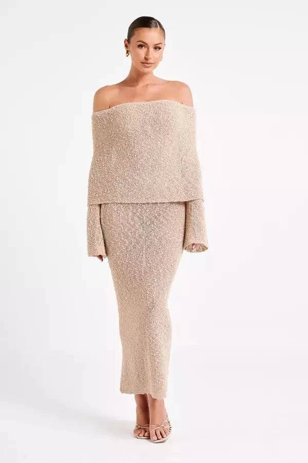 Robe à épaules dénudées, silhouette moderne et élégante. 1