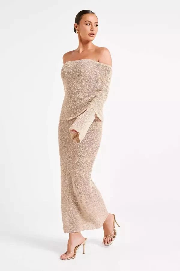 Robe à épaules dénudées, silhouette moderne et élégante. 2