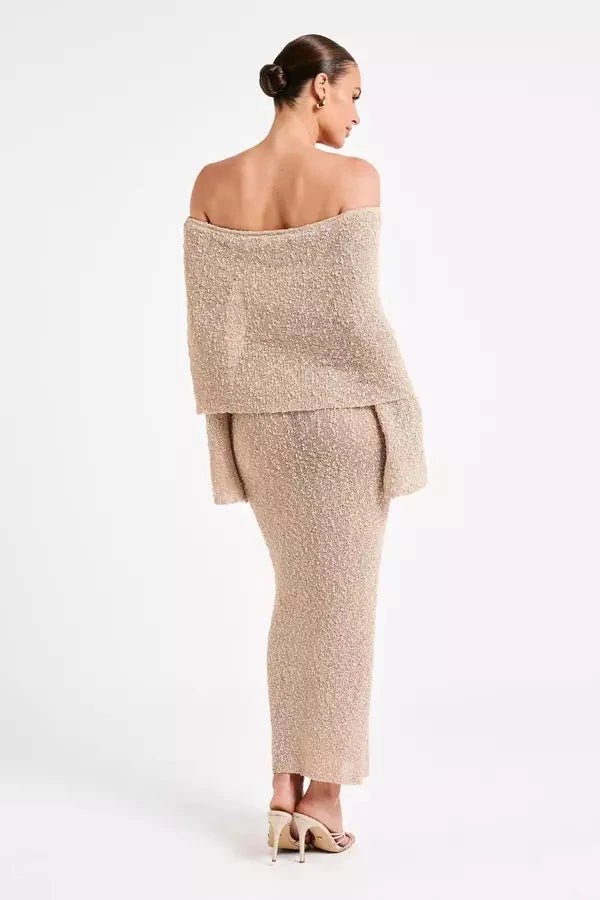 Robe à épaules dénudées, silhouette moderne et élégante. 4